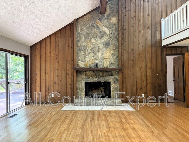 Building Photo - 1302 Colony Dr