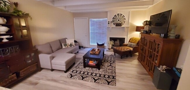 Building Photo - 2 Bedroom Townhome with Pool and Clubhouse/Centrally Located!!