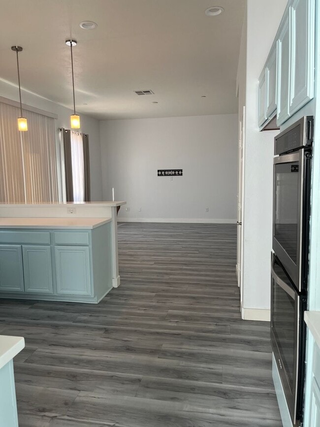 Building Photo - 4 bedroom 3bth Oak Hills area! Close to the 15 Freeway!