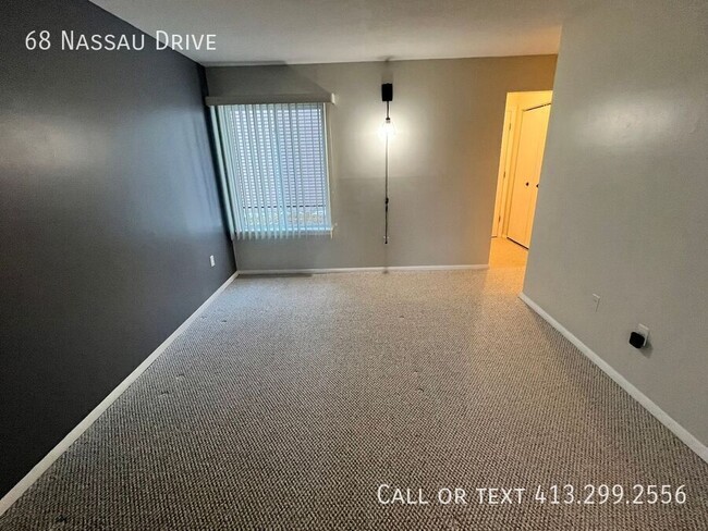 Building Photo - First Floor, 3 BR Condo in the Private Qua...