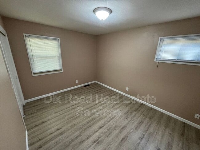 Building Photo - 301 Cranewood Dr