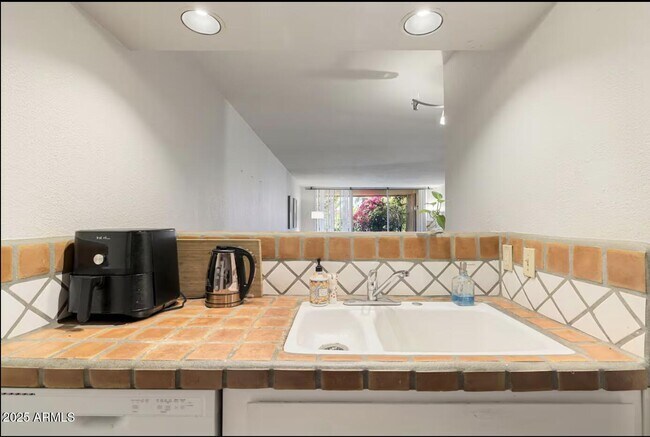 Building Photo - 7625 E Camelback Rd