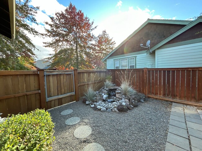 Building Photo - 3 Bedroom/ 2 Bathroom Home NW Redmond