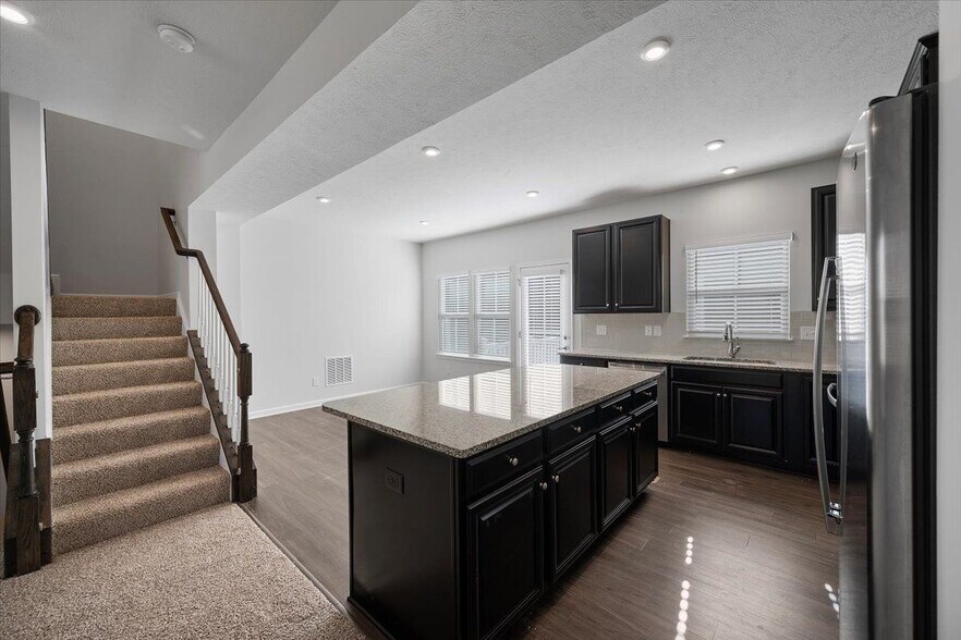 Building Photo - 400 Plaza Dr