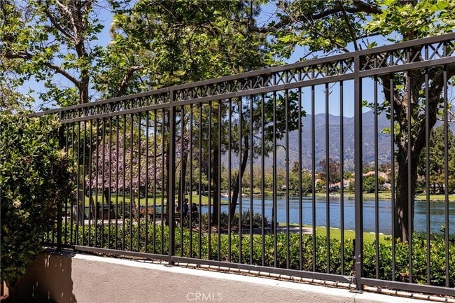 Building Photo - 225 Montana Del Lago Dr