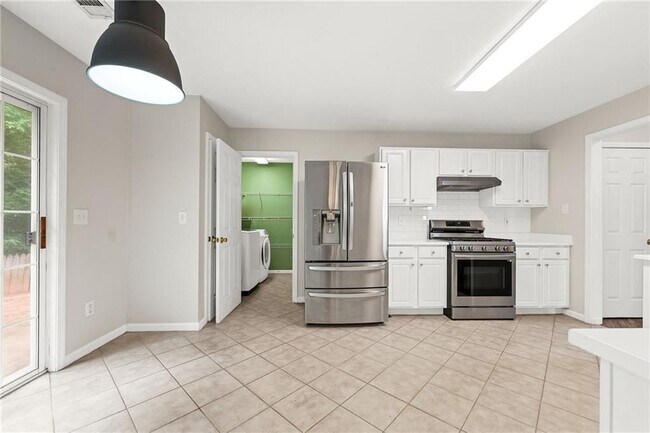 Building Photo - 370 Manor Glen Dr