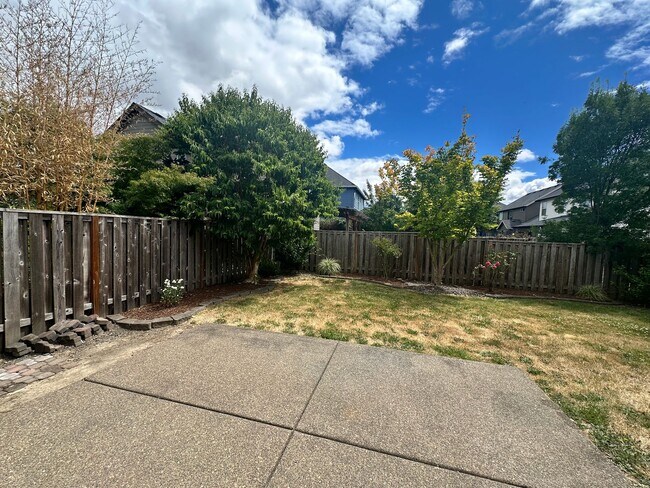 Building Photo - Spacious 3 Bedroom + Bonus Room , club, Across from Park!