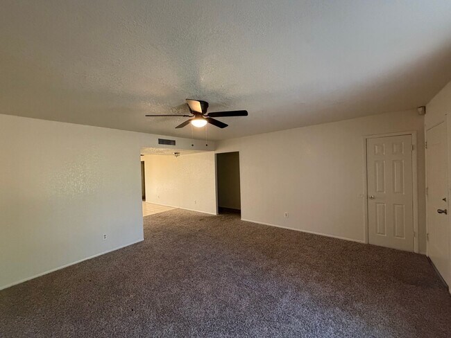 Building Photo - 3 Bed 2 Ba Condo