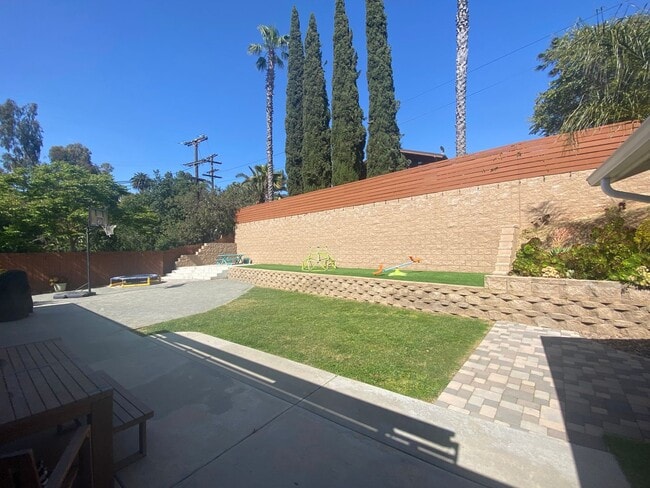 Building Photo - Beautiful 5 Bed, 2 Bath with Large Yard in Mount Helix!!