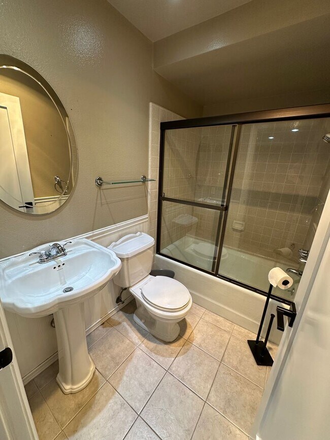 Building Photo - Huge 2 Bedroom 2 Bath Available For Immedi...