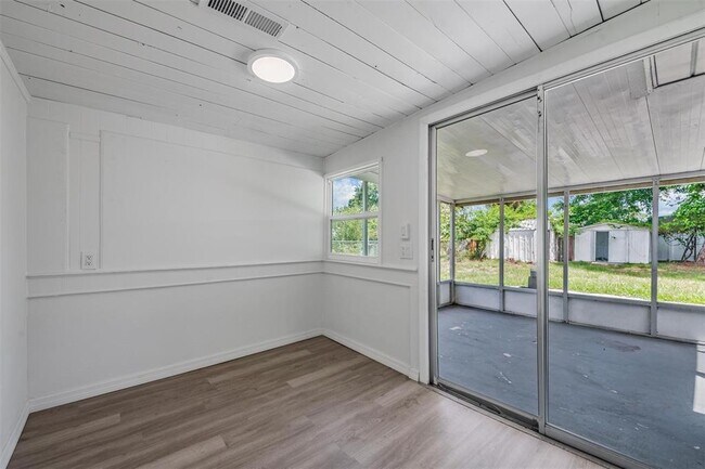 Building Photo - 636 Stremma Rd
