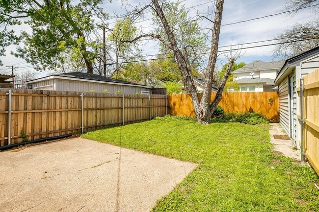 Building Photo - Well Maintained 3 Bed, 2 Bath in Establish...