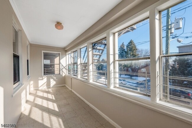 Building Photo - 525 Maple Ave