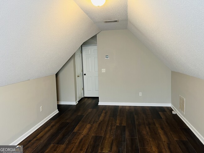 Building Photo - 50 Rock Mill Ct