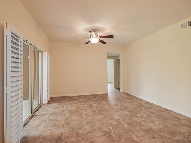 Building Photo - 5060 Fairways Cir