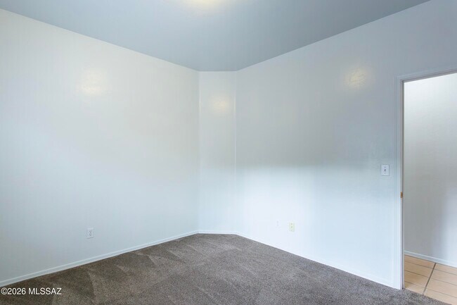Building Photo - 392 Falcon Ct
