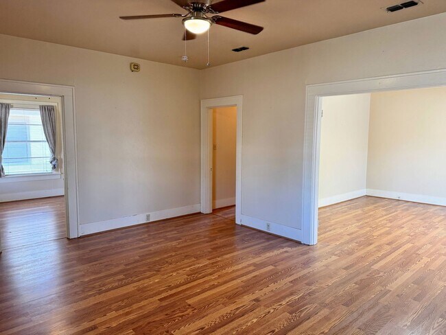 Building Photo - Cute 2 Bed 1 Bath Craftsman Home