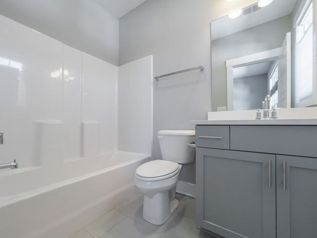 Building Photo - 2 BR 2.5 BA- Downtown Greenville Townhome-...
