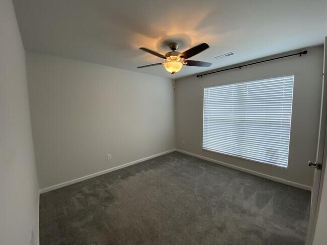 Building Photo - 107 Daymark Dr