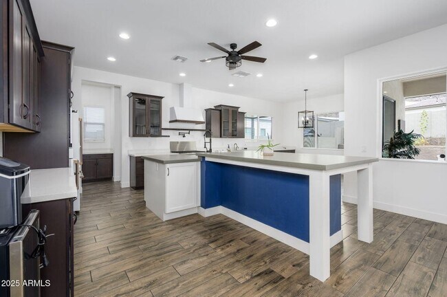 Building Photo - 1221 E Paseo Way
