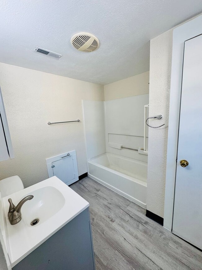 Building Photo - This home shines!