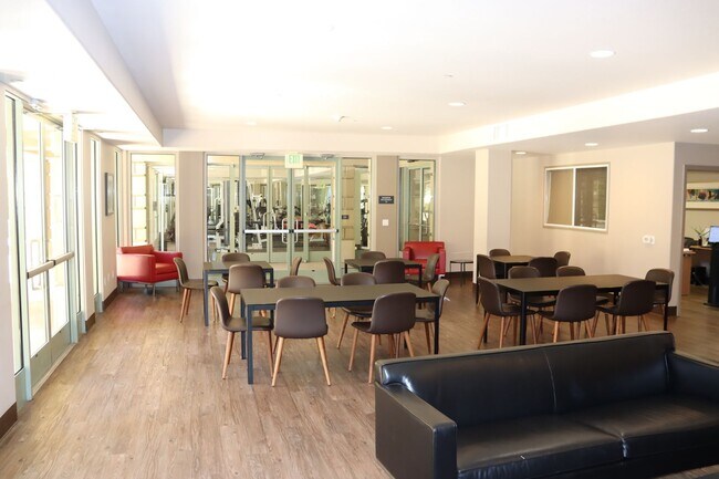 Building Photo - Spacious Downtown Condo