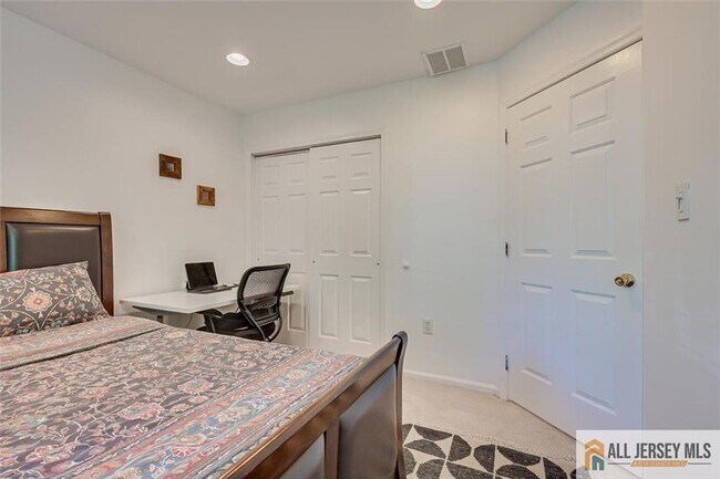 Building Photo - 403 Somerset Ct