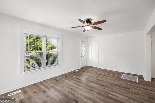 Building Photo - 1801 Crestridge Dr SE