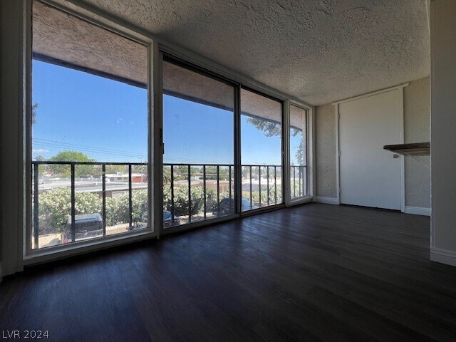 Building Photo - 1390 E Vegas Valley Dr