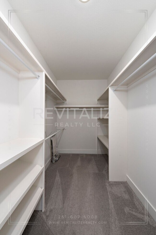 Building Photo - Charming Gold Fortified Home in Live Oak E...