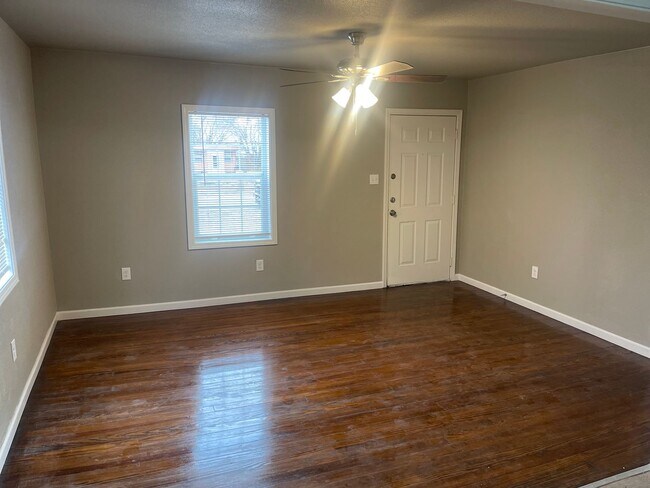 Building Photo - SLATON CHARMER! Totally Remodeled!! Availa...