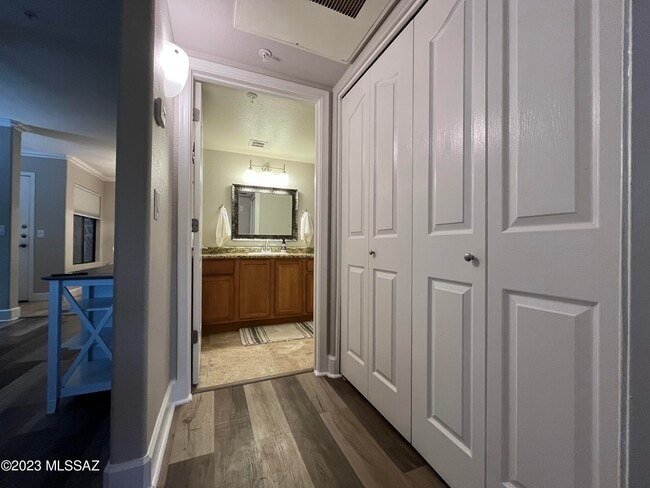 Building Photo - 5751 N Kolb Rd