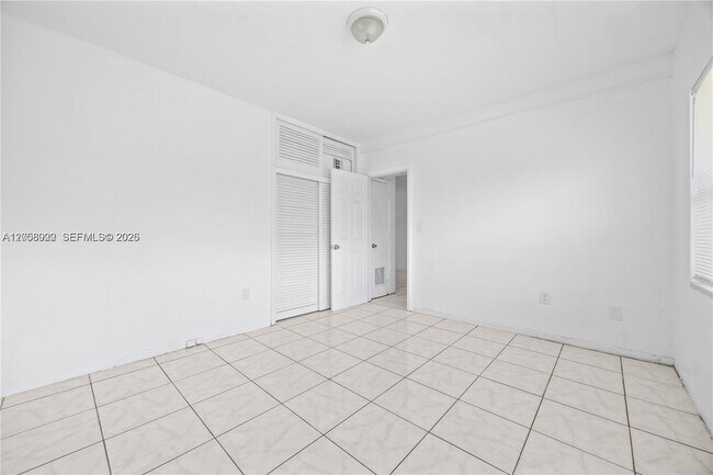 Building Photo - 2072 NE 169th St