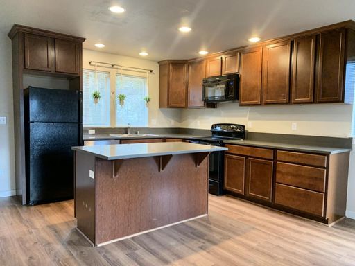 Building Photo - Hop on This Updated Two Bedroom with a Den-Licton Springs Townhome!