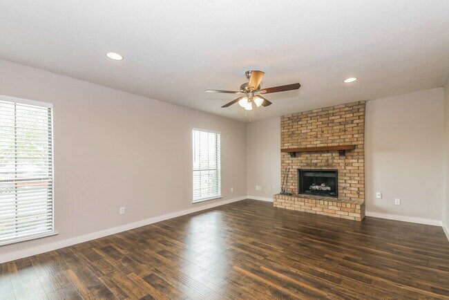 Building Photo - 2325 Woodhollow Ave