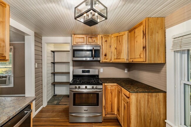 Building Photo - Charming Country Home on 1 Acre – 2 Bed, 1...