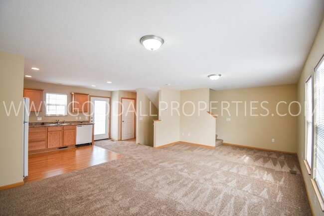 Building Photo - WINTER SPECIAL!! $1425 for a 2 Bedroom, 2.5 Bath Townhome in Urbandale near the walking trails!!!