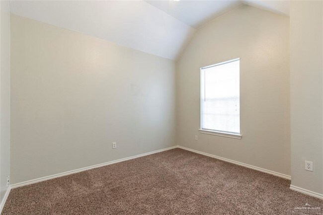 Building Photo - 15 Ivy Ave