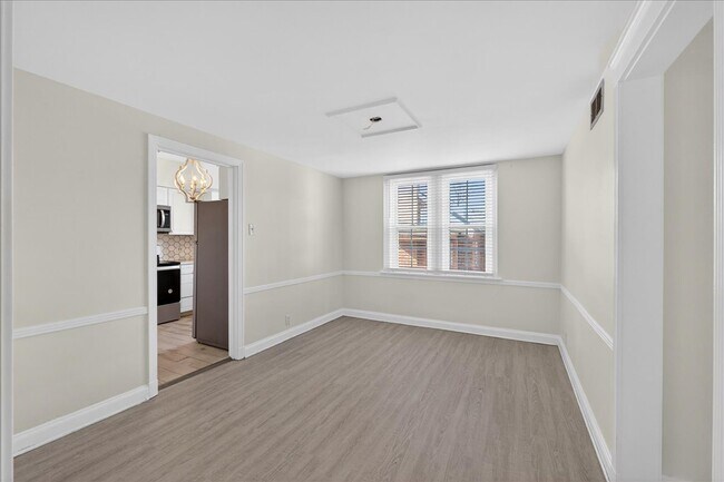 Building Photo - 923 S Hanley Rd