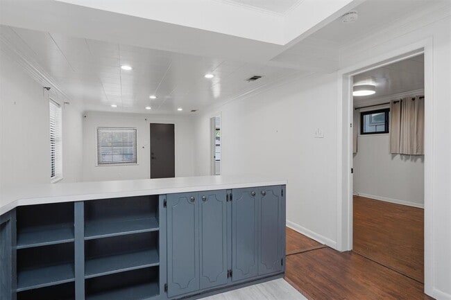 Building Photo - 2204 Santa Rita St