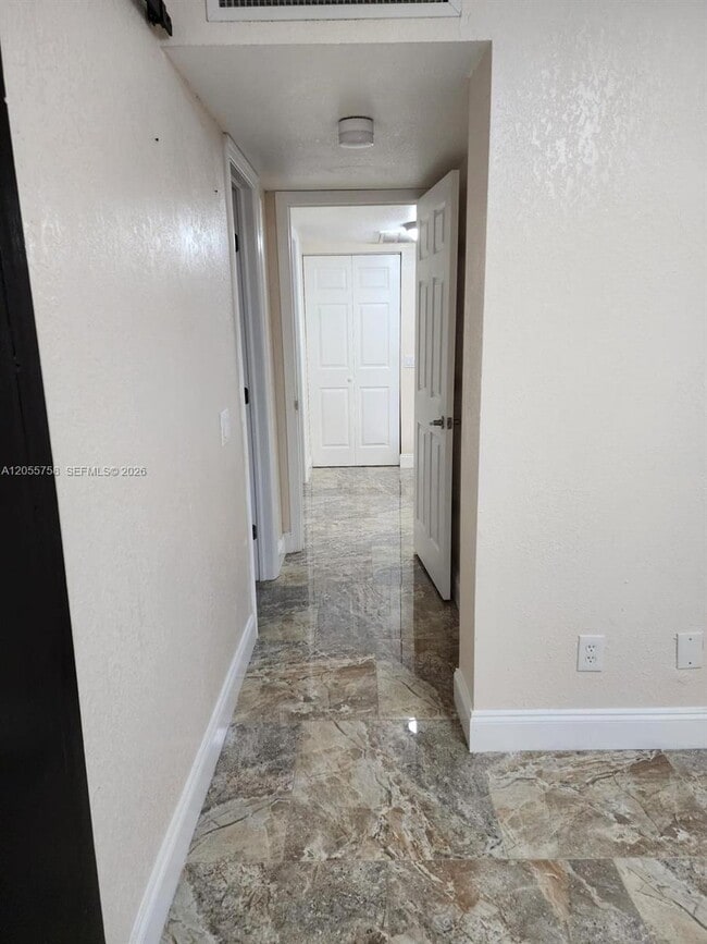Building Photo - 11130 N Lakeview Dr