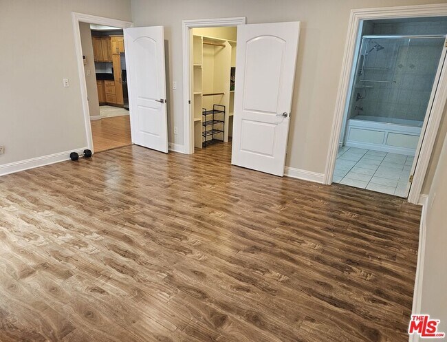 Building Photo - 1128 S Serrano Ave