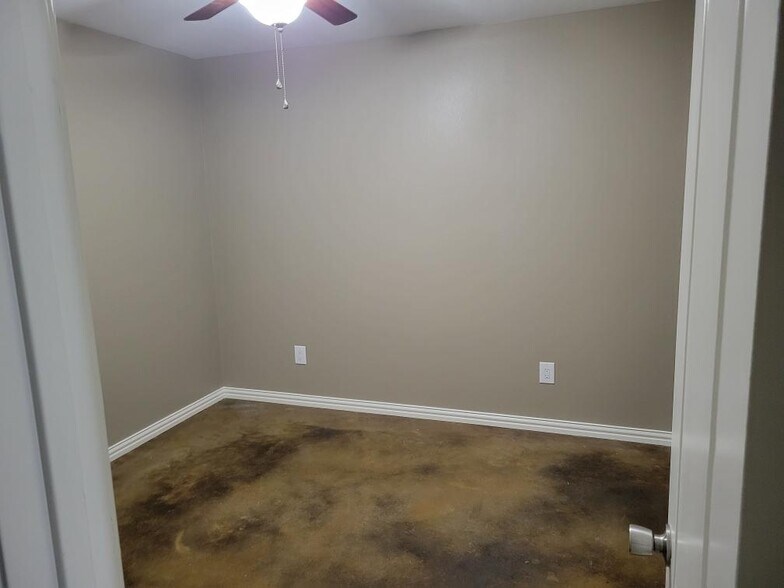 Building Photo - 18060 County Road 1100