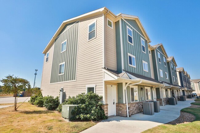 Building Photo - 12603 Telge Rd