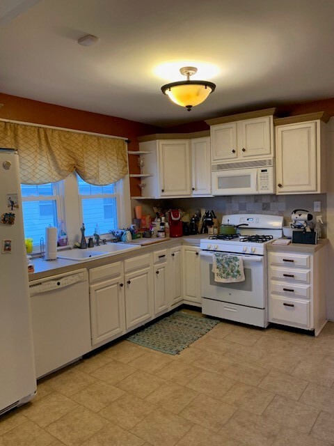 View of kitchen from the other side. - 704 W Cherokee Dr