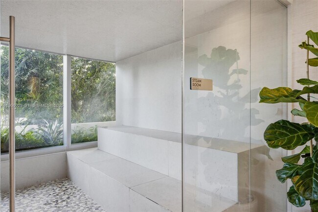 Building Photo - 700 NE 24th St