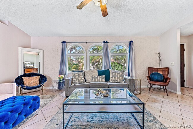 Building Photo - 414 SW Lairo Ave