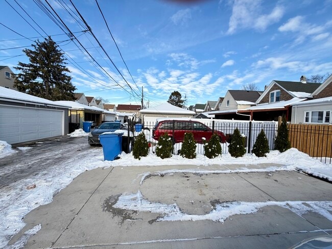 Building Photo - 4351 S Maplewood Ave