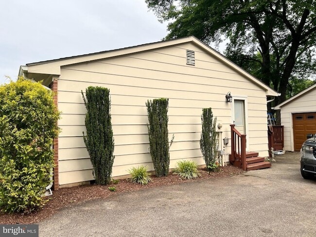 Building Photo - 4511 Eastlawn Ave