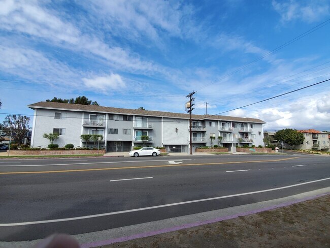 Building Photo - LUXURY LIVING AT AN AFFORDABLE PRICE
